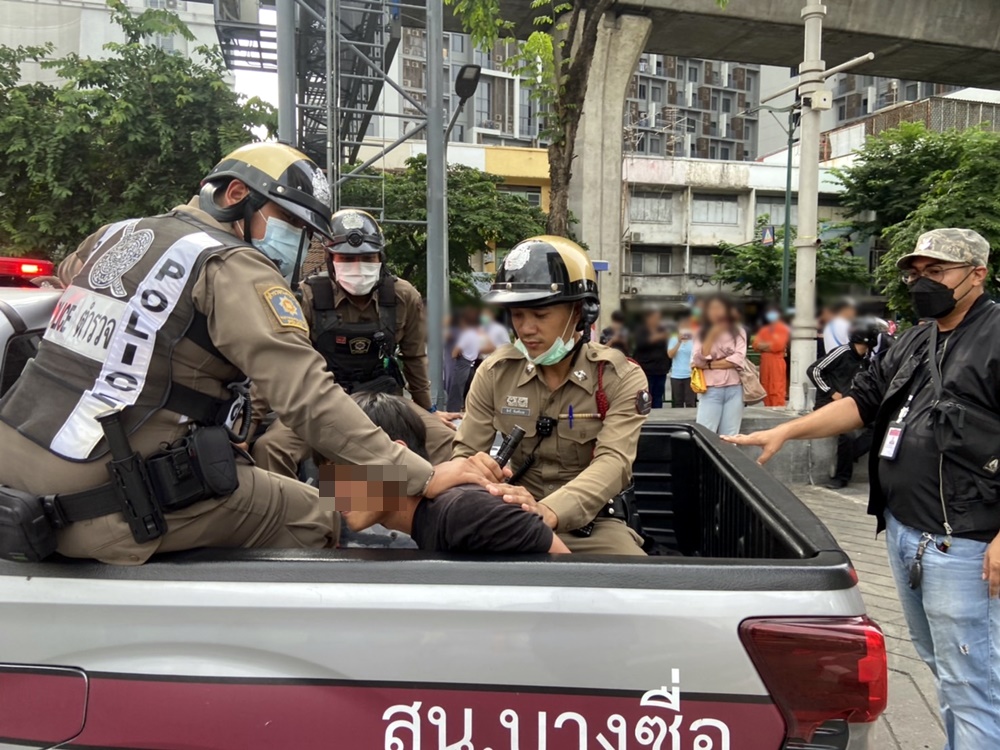 ระทึก! ตร.บางซื่อล้อมจับหนุ่มหลอนหิ้วเมีย-ลูก 9 เดือน ขับรถหนี ตร.