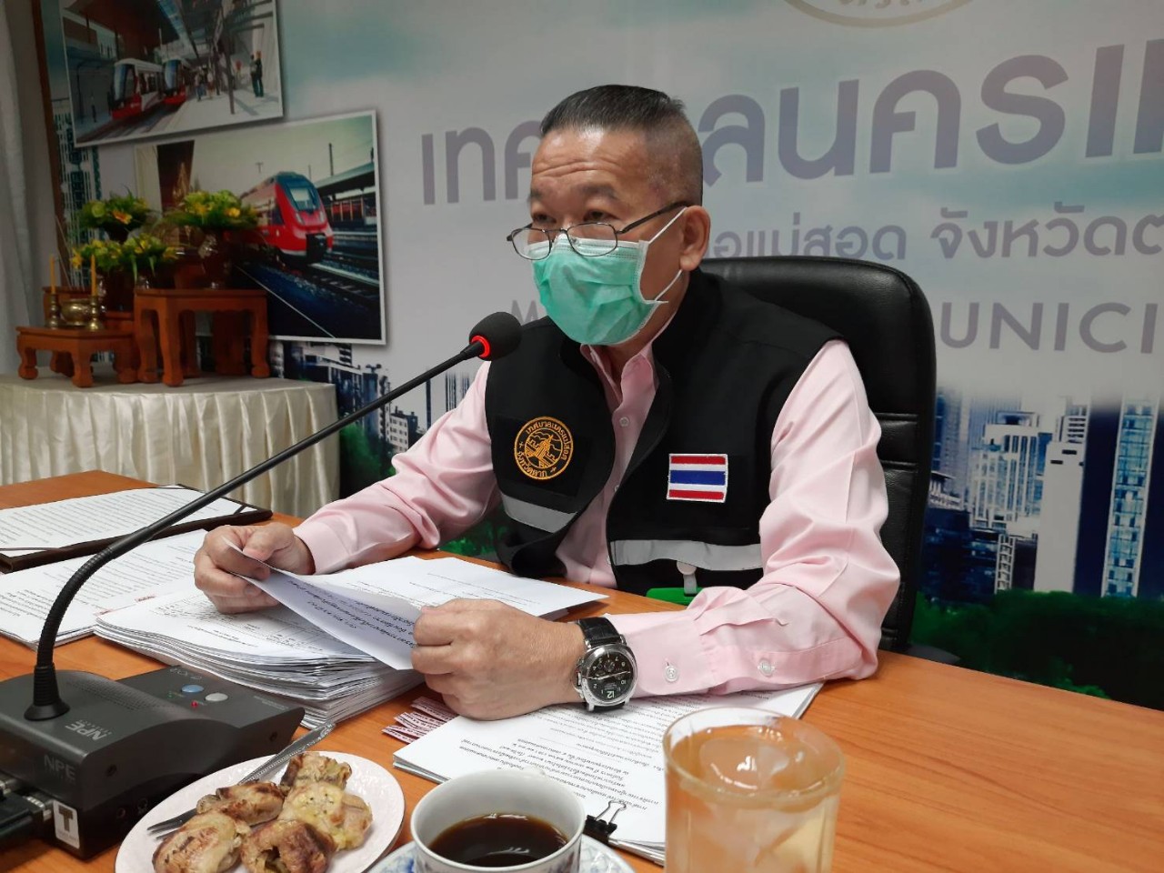 นครแม่สอด"นายกฝอ" ประชุมเร่งให้ช่วยเหลือประชาชน ของอปท. เทศบาลนครแม่สอด ชุดแรก  623 ราย