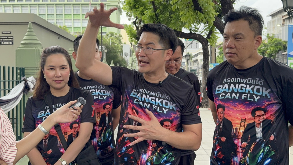 “เต้ มงคลกิตติ์” ควง “หน่อง” ลุยสวนกุหลาบฯ ชูรถบินได้ แก้ไฟไหม้-ฝุ่น PM2.5 ปราบโกง