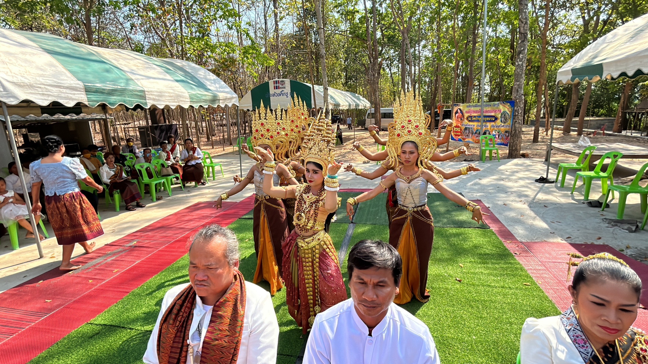 พื้นที่รอยต่อสองจังหวัดอีสานใต้ ดินแดนแห่งไสยศาสตร์ หลวงพ่อฝันแปลก หลวงปู่สรวงให้มาสร้างวัดอยู่กลางป่า ญาติแห่ขอเลขเด้ดเผื่อหายจน