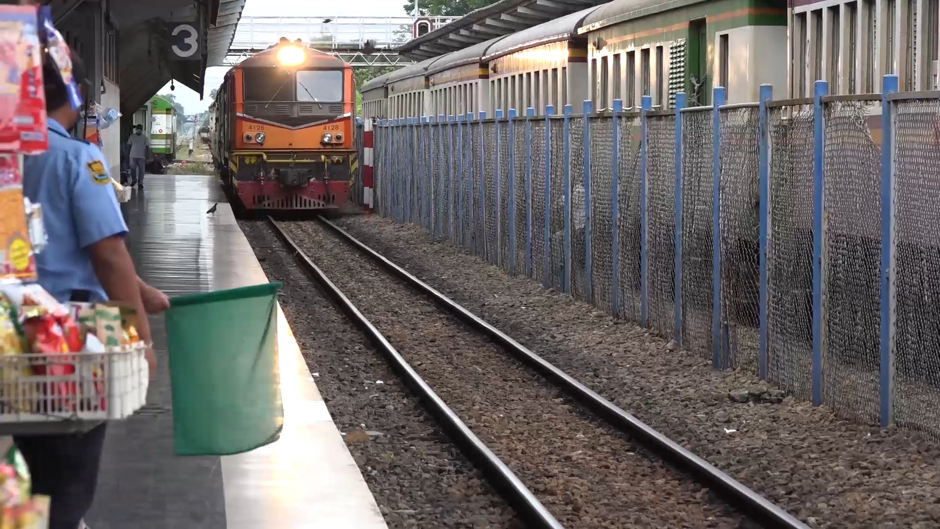 สถานีรถไฟชุมทางหาดใหญ่ หยุดเดินรถไฟ 6 ขบวน หลัง น้ำท่วมที่รางรถไฟ อ.สวี 