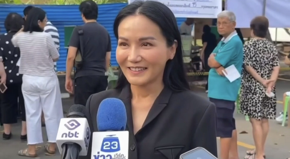 "นฤมล" ควง "สามี"  ใช้สิทธิเลือกตั้ง เขตคันนายาว ไม่พูดตัวเลข ขอทำหน้าที่ให้ดีที่สุด