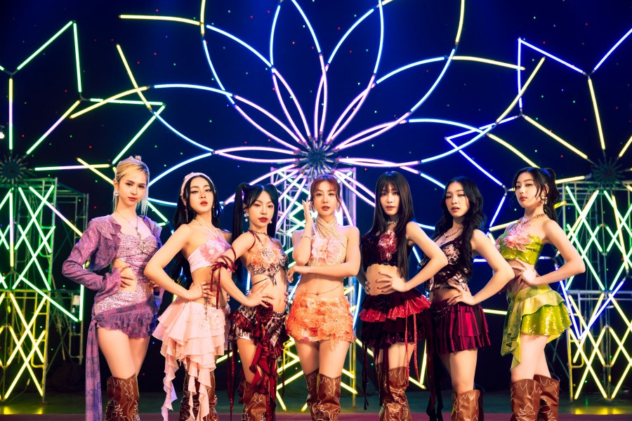 4EVE ขอเชิญชวนพ่อแม่พี่น้องทุกคนมา ‘ม่วนจอย’ ไปกับดนตรีแนว Thai Dance สุดมันส์! ในเพลง “เปิ๊ดสะก๊าด”