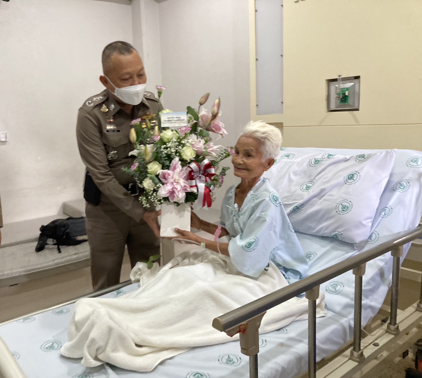 "บิ๊กป้อม" วีดีโอคอล ให้กำลังใจ "ยายแขม" ครูสอนมโนราห์ ถูกลูกชายทำร้าย กำชับจนท.ดำเนินคดีเด็ดขาด (มีคลิป)