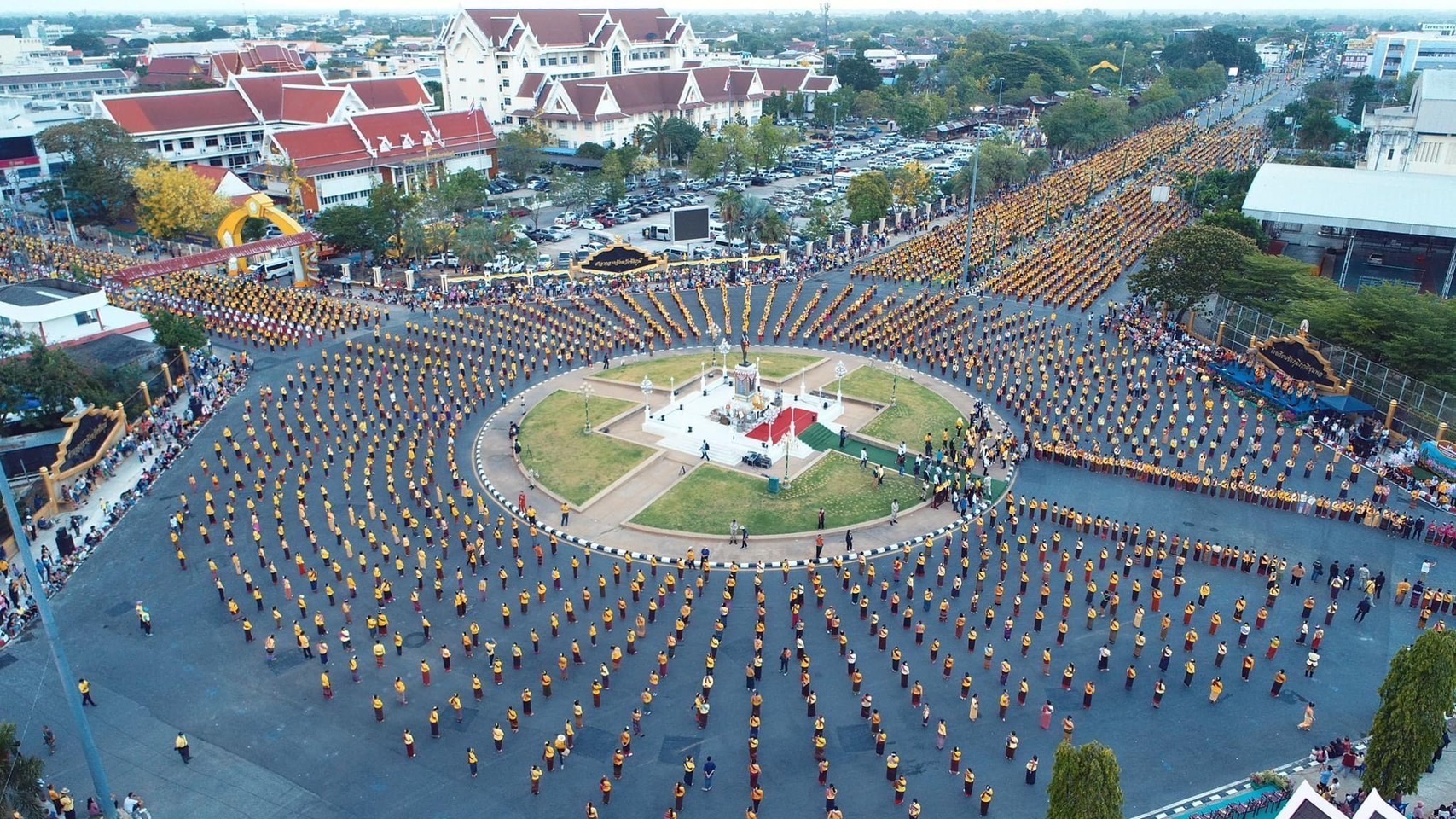 ชาวชัยภูมินับหมื่นรำฝ่าแดด-ฝน รวมพลังศรัทธาถวายเจ้าพ่อพญาแล