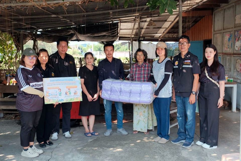 อบต.ไผ่วง ลงพื้นที่มอบผ้าอ้อมผู้ใหญ่ ดูแลผู้ป่วยติดเตียง–ผู้พิการ