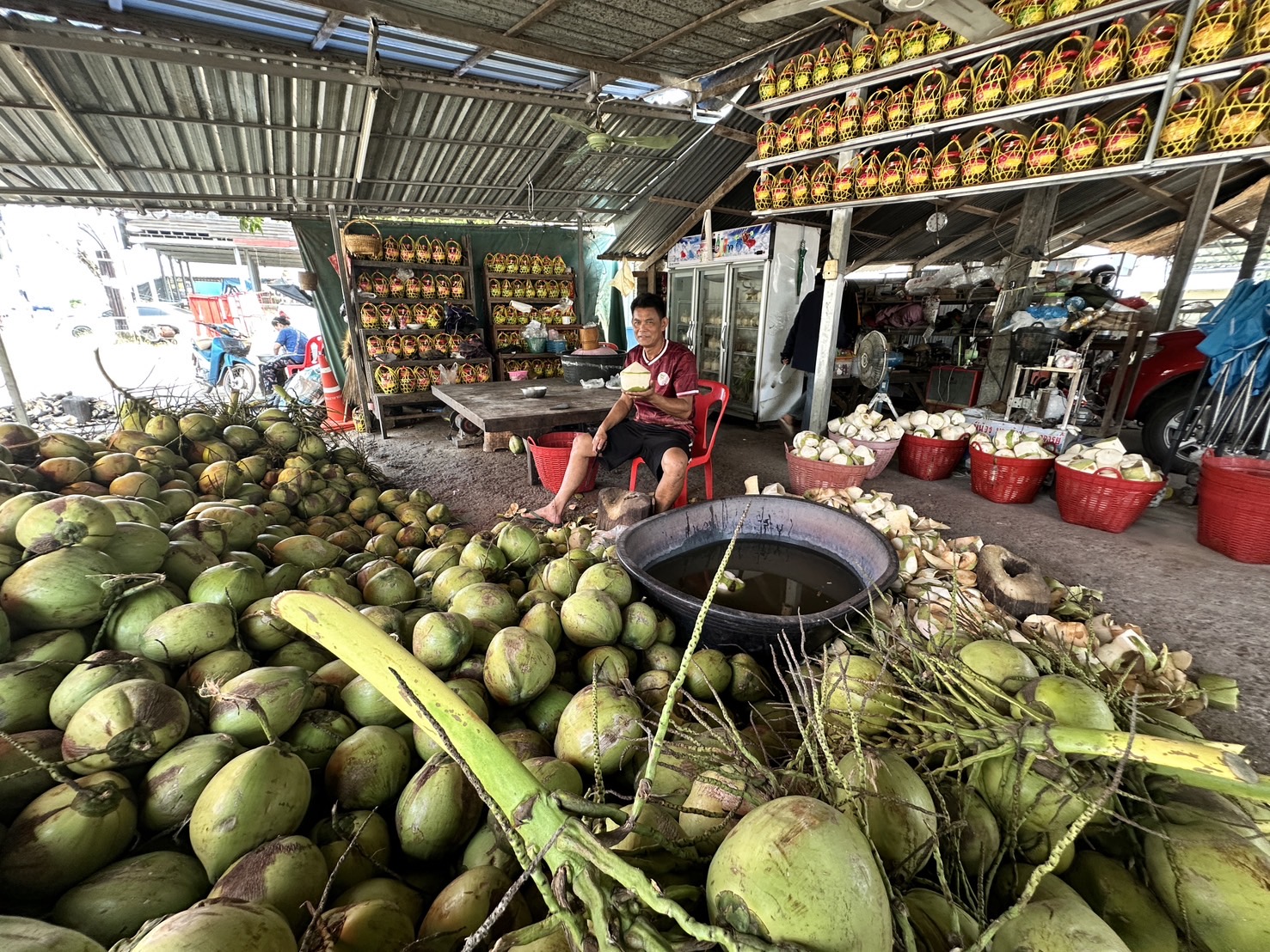 ร้านขายมะพร้าวน้ำหอมชื่อดังบ้านนาจารย์เมืองกาฬสินธุ์พร้อมรับลูกค้าช่วงสงกรานต์