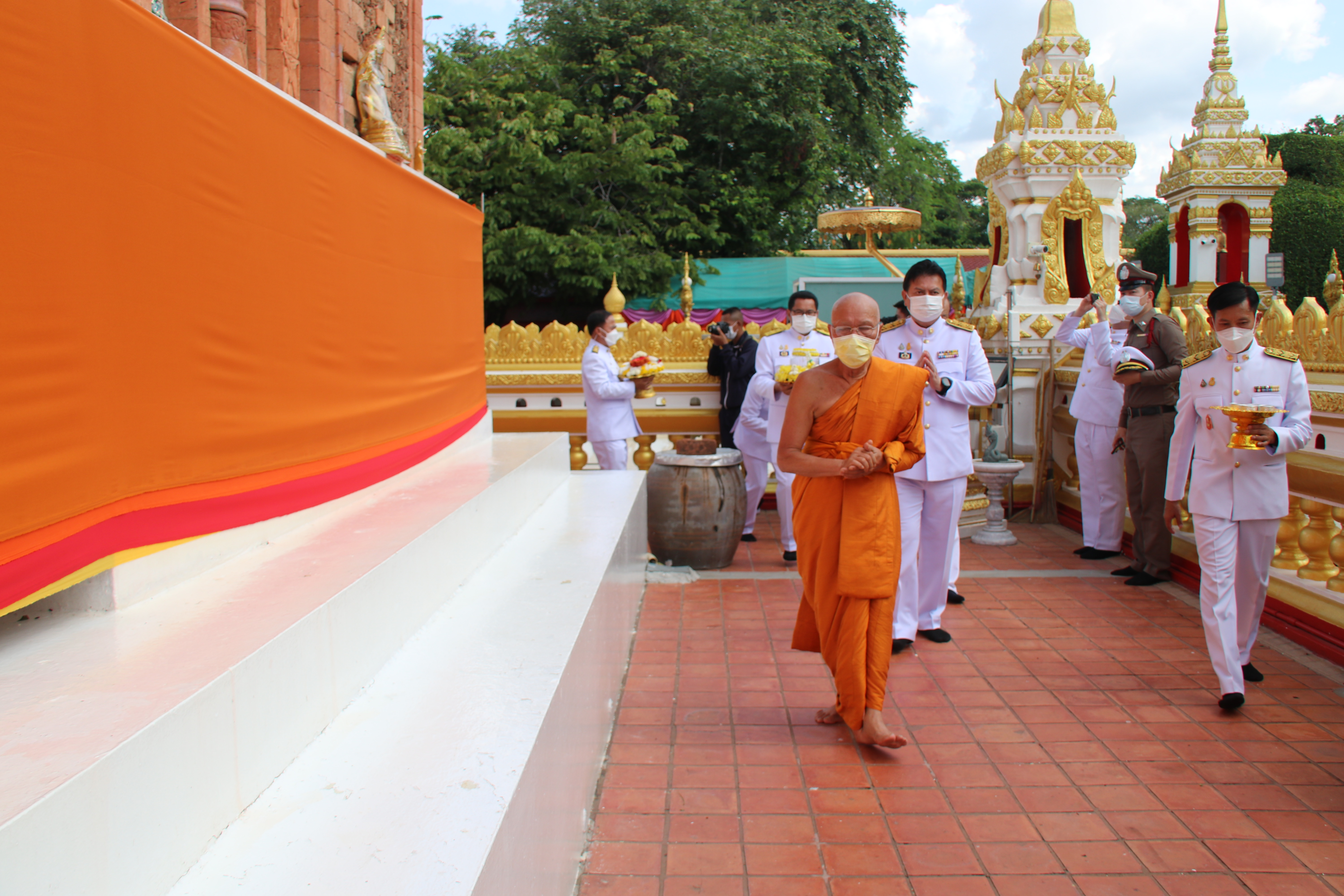 ในหลวงพระราชทาน น้ำสรงองค์พระธาตุพนม บูชาพระอุรังคธาตุ