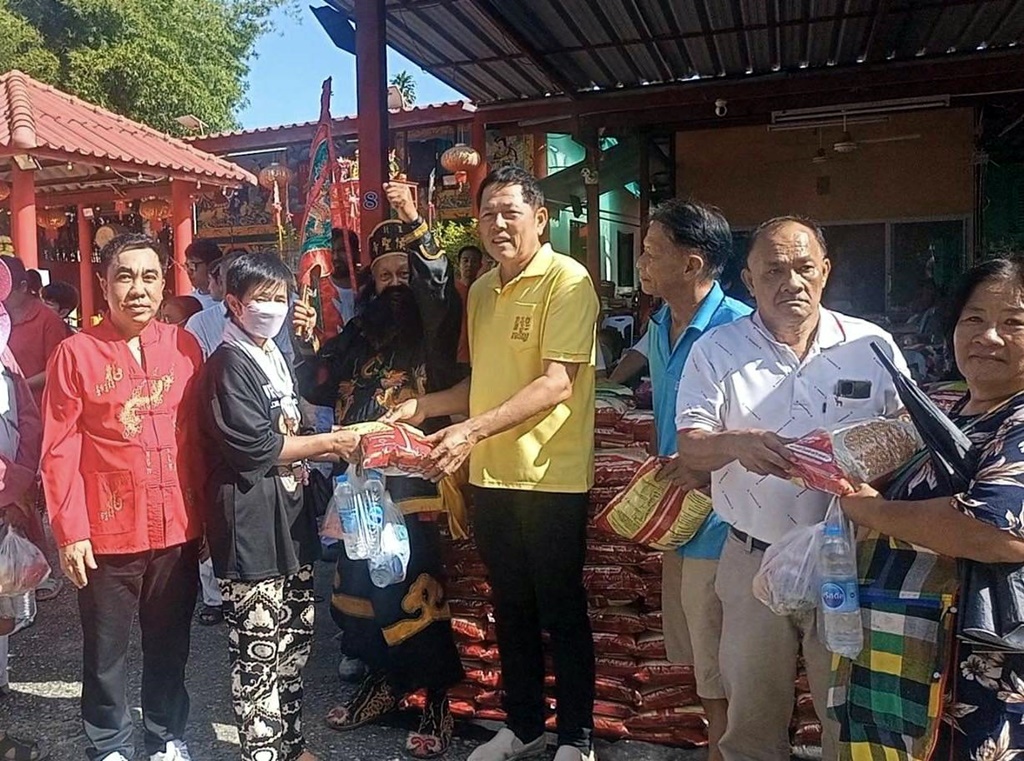 ศาลเจ้าพ่อเตียวหุย แจกข้าวสาร ในประเพณีทิ้งกระจาด ชาวบ้านกว่า 1,000 คน แห่ส่องเลขหางประทัด