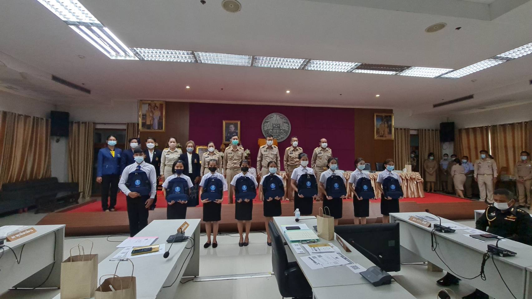 พัฒนาสังคมและความมั่นคงของมนุษย์จังหวัดร้อยเอ็ด จัดพิธีมอบทุนพระราชทานเพื่อการศึกษาสงเคราะห์ 