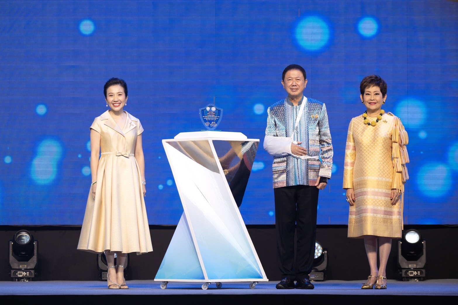"วัลลภา ไตรโสรัส" ซีอีโอ AWC รับรางวัลนักธุรกิจสตรีดีเด่นประจำปี 2567 จากหอการค้าไทยและสภาหอการค้าแห่งประเทศไทย 