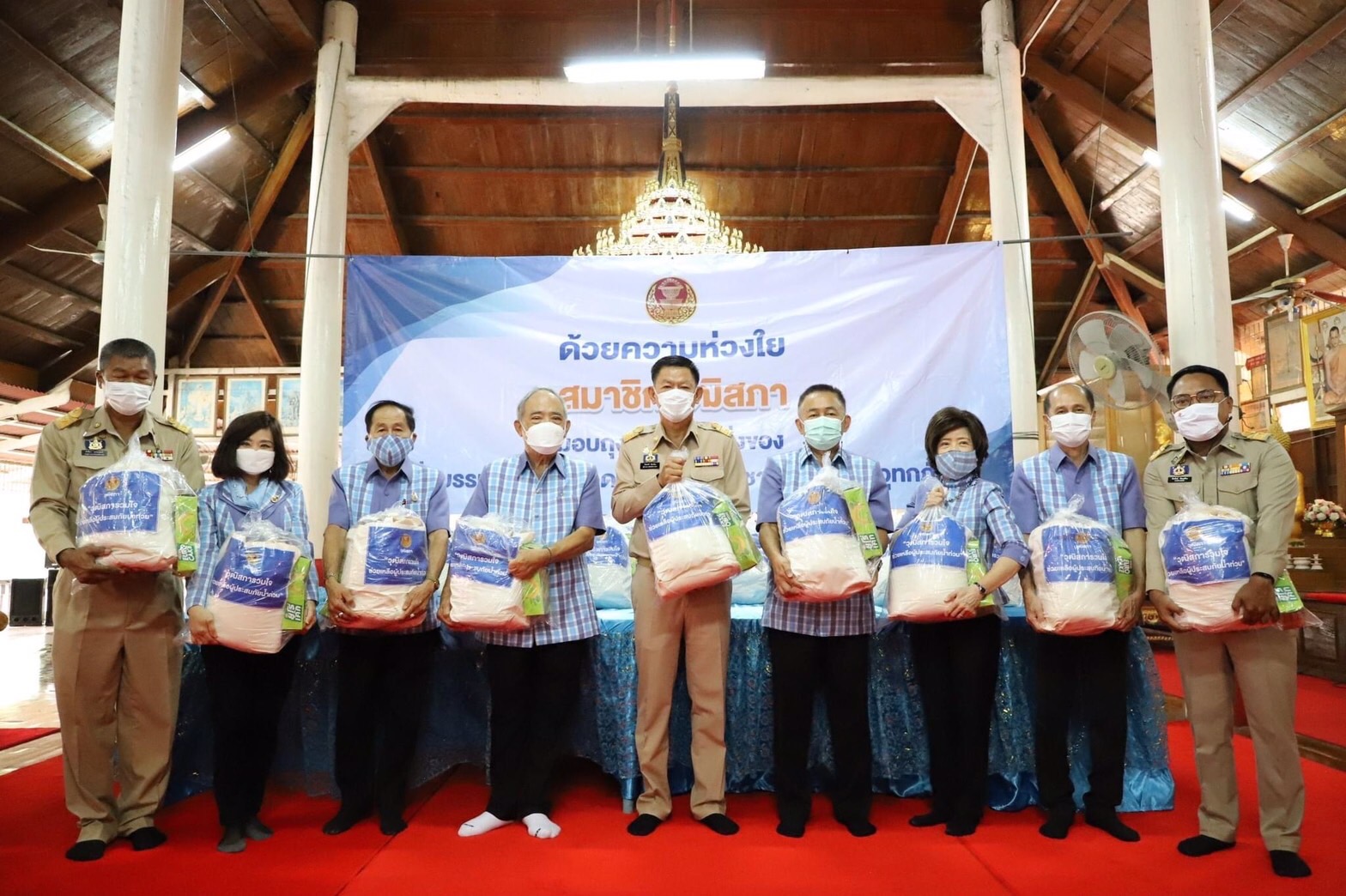 วุฒิสภารวมใจ ช่วยเหลือผู้ประสบภัยน้ำท่วมอ่างทอง