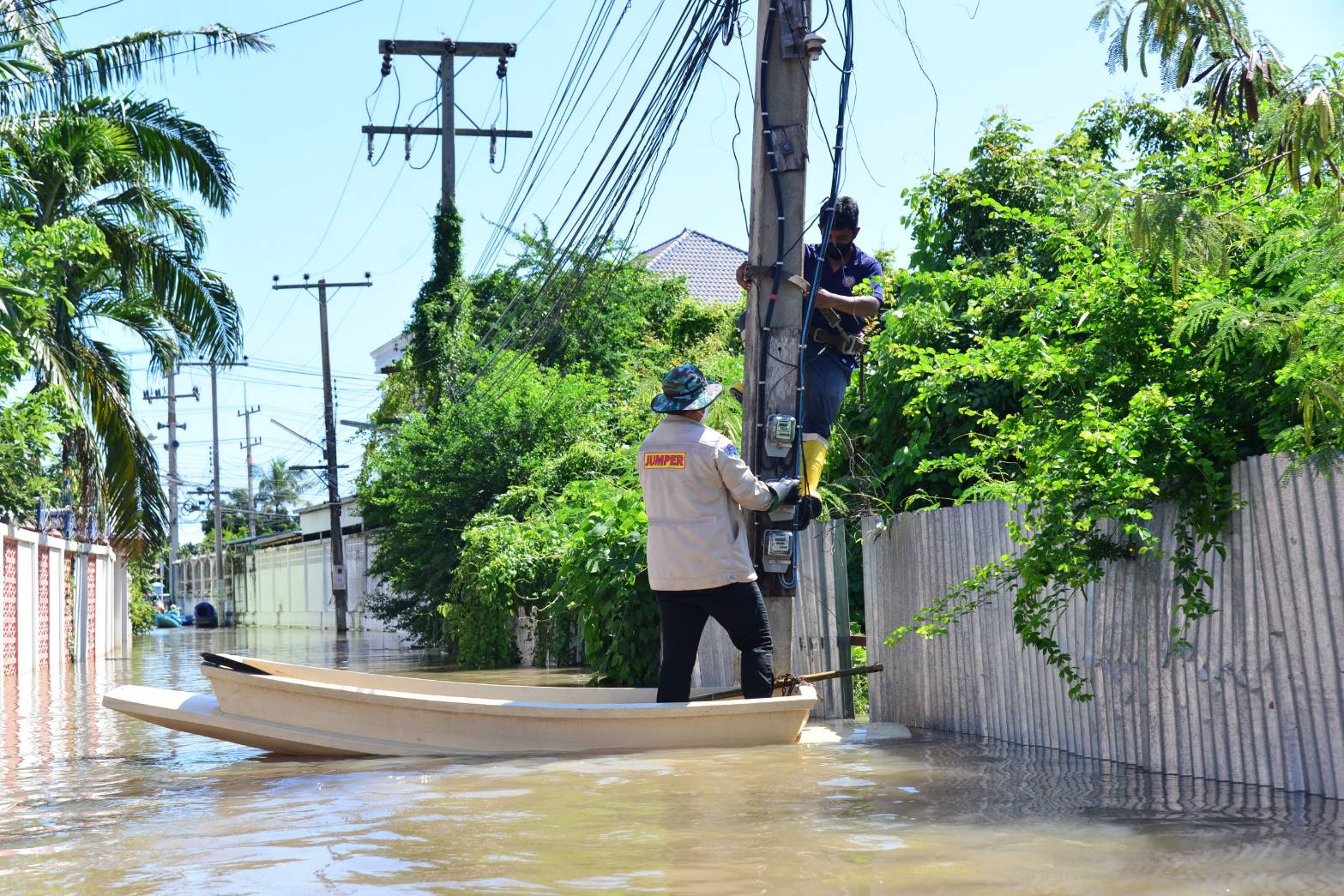 PEA N3 เร่งยกมิเตอร์พื้นที่น้ำท่วม พร้อมจ่ายไฟคืนพื้นที่น้ำลดเมื่อปลอดภัย