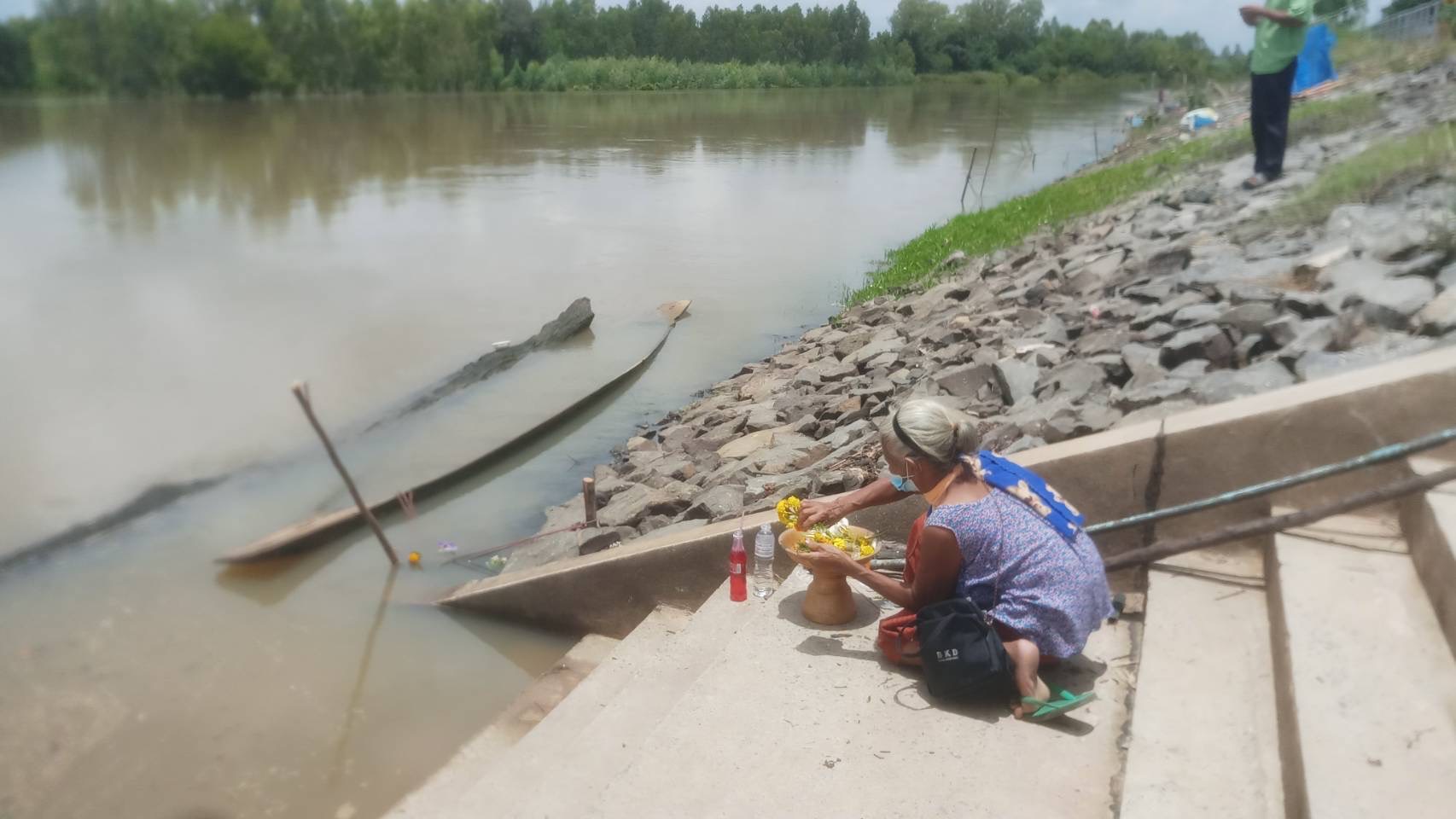 ส่อง!! เลขเด็ดต้นตะเคียนอายุนับร้อยปีลอยติดฝั่งแม่น้ำมูล