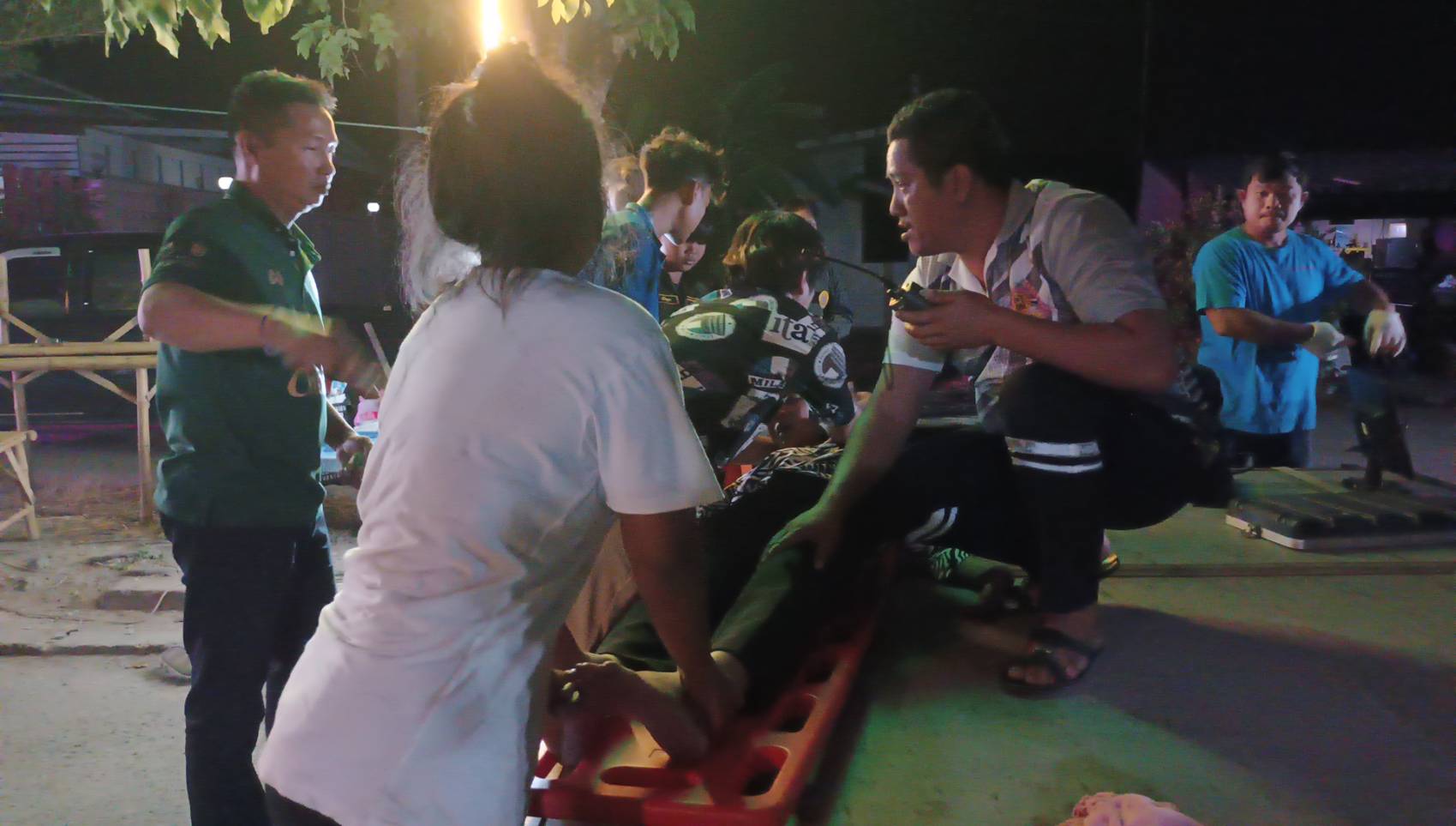  วัยรุ่นฟันน้ำนมทรงอย่างแบดเต้นมันสะใจ จนนักร้องเป็นลม
