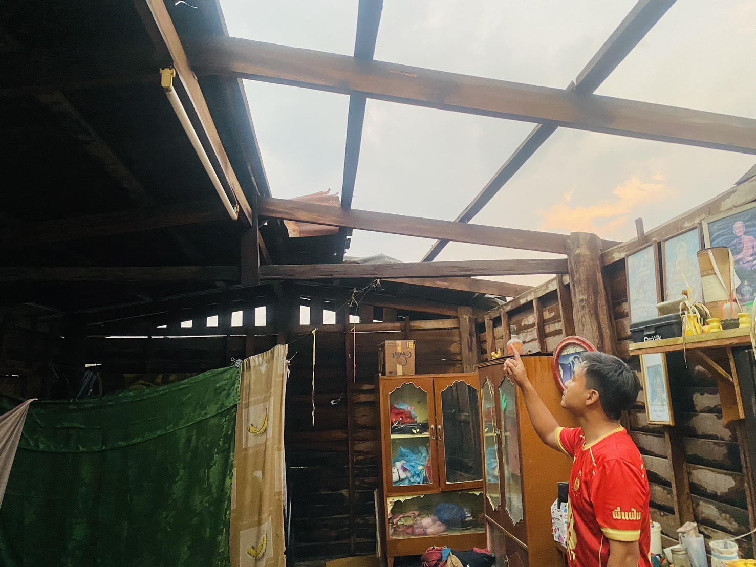 ชัยภูมิระอุ พายุฤดูร้อนซัดถล่มวูบเดียว หลังคาบ้านปลิวว่อนกว่า 10 หลังคาเรือน 