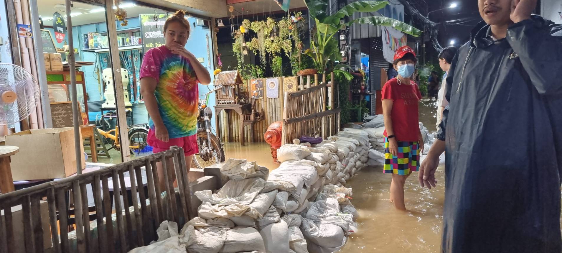 'นนทบุรี'เขื่อนแตกหลายจุดประชาชนแตกตื่นหากระสอบทรายมากั้นน้ำ