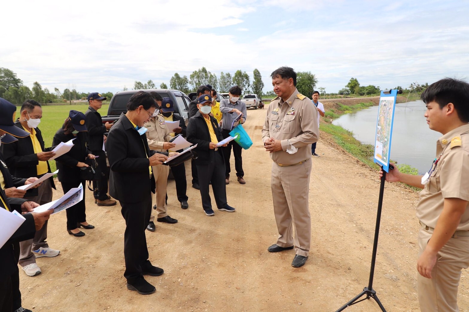 ผู้ตรวจฯ สำนักนายกรัฐมนตรีลงพื้นที่ตรวจโครงการปรับปรุงคันคลองระบายใหญ่สุพรรณ 3 ในอำเภอวิเศษชัยชาญ  
