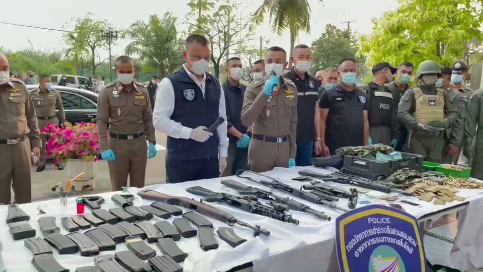 รวบหนุ่มจีนค้าอาวุธสงครามพบของกลางอื้อ