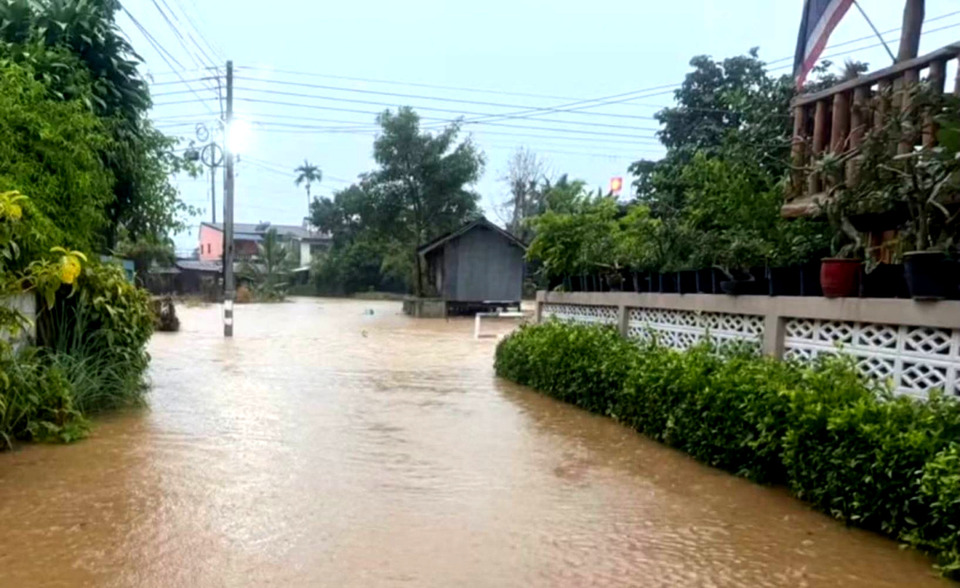 ฝนถล่มเชียงราย น้ำล้นลำห้วยเวียงท่วมบ้านเรือนเวียงป่าเป้า 2 ชุมชน เจ้าหน้าที่เร่งช่วย