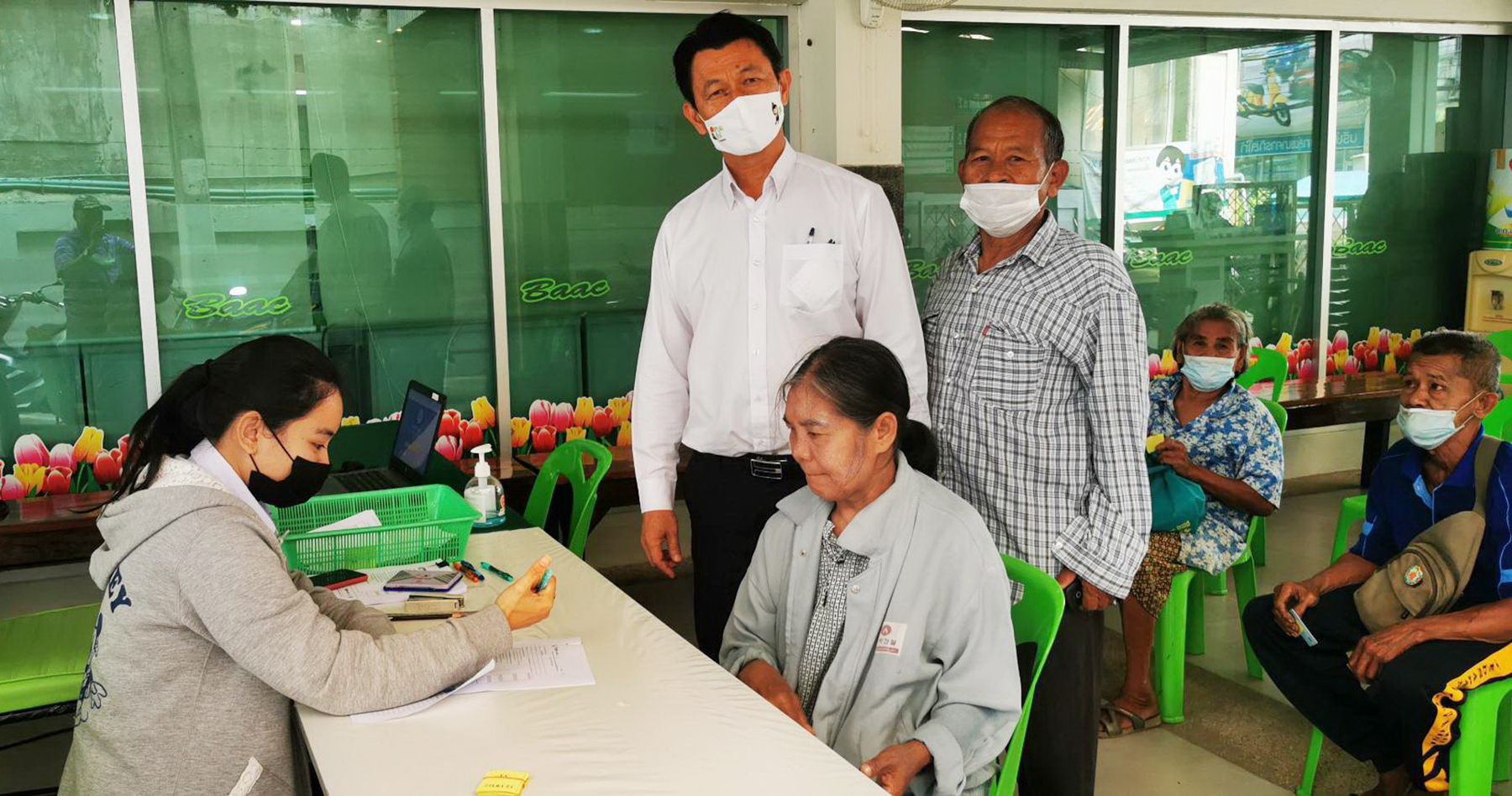 ผู้ว่าฯพิจิตร ใช้วิธีลงพื้นที่ให้บริการถึงบ้าน “เราชนะกลุ่มไม่มีสมาร์ทโฟน” ลดความแออัดที่ธนาคาร