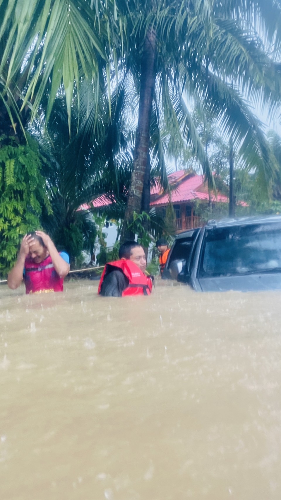 ระทึก! เมืองคอน ฝนถล่ม​ น้ำป่าทะลักท่วม จนท.ระดมกู้รถจมน้ำ​ หลังถนน-คอสะพานขาด
