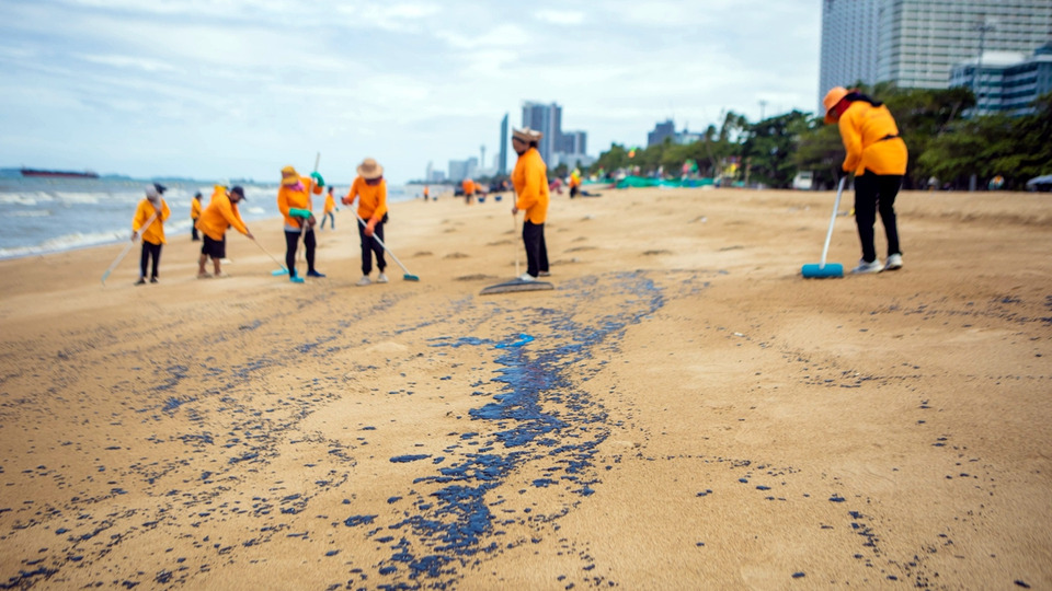 คราบน้ำมันสีดำเกลื่อนหาดจอมเทียน นักท่องเที่ยวผวา! เมืองพัทยาเร่งตรวจสอบหาสาเหตุ