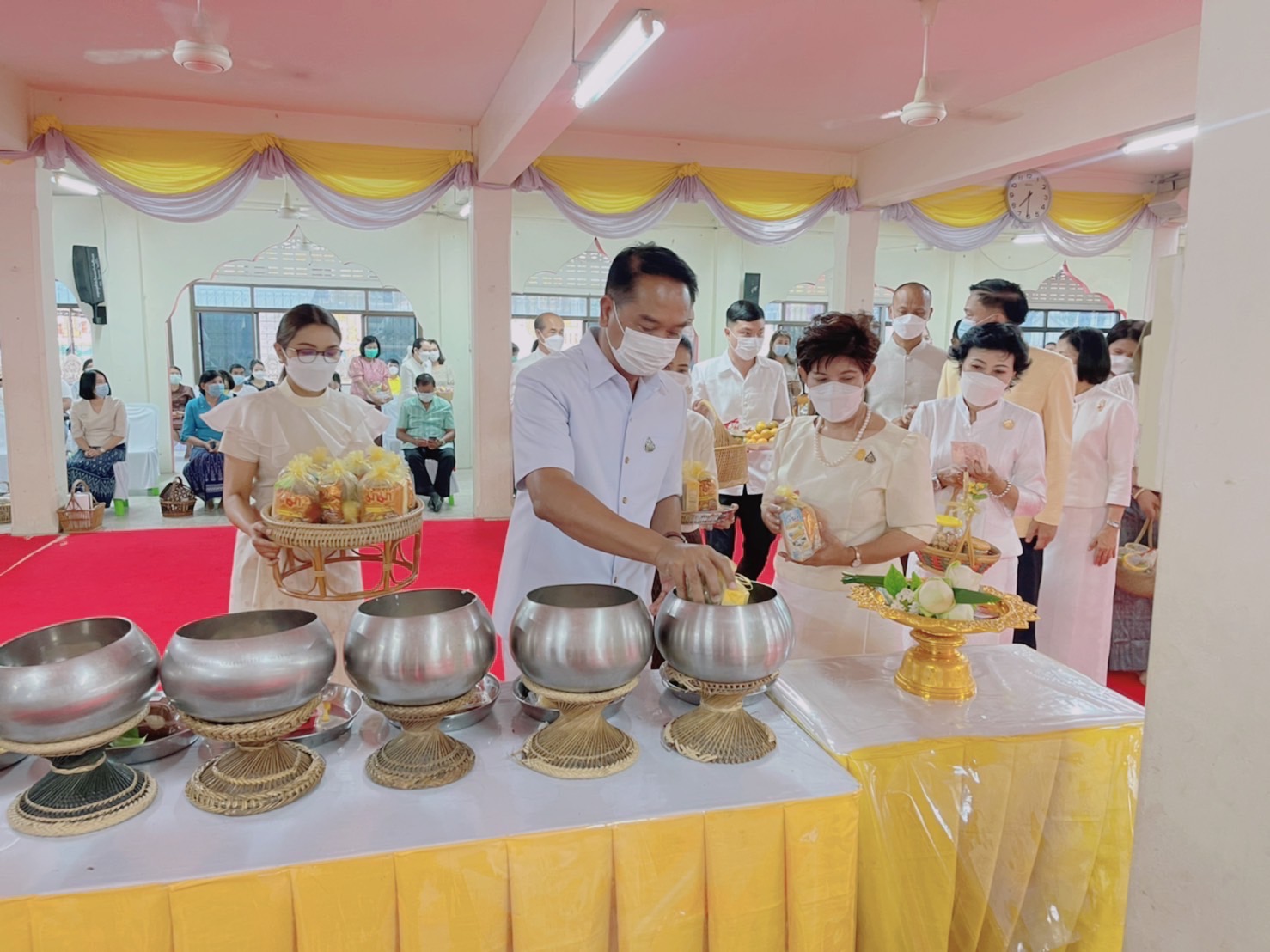 ผู้ว่าฯศรีสะเกษ นำพุทธศาสนนิกชนเวียนเทียนวันมาฆบูชาหลังตักบาตรเช้า 