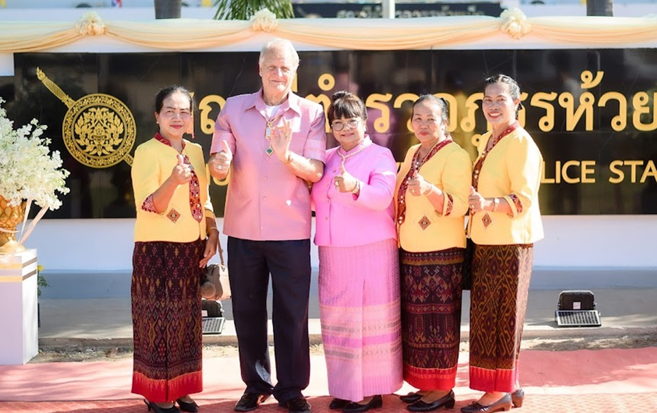 กาฬสินธุ์ปลื้ม! ครอบครัว “ไรเนอร์” ฝรั่งใจบุญ เปิดร้านมณีเซนเตอร์ ช่วยเกษตรกรลดต้นทุนการผลิต