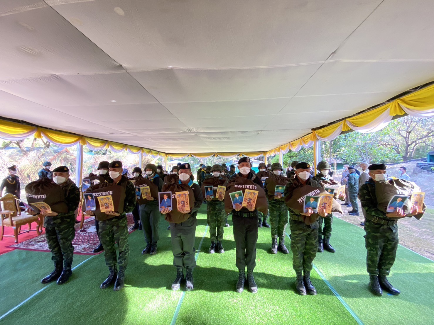 องคมนตรี เชิญสิ่งของพระราชทาน เนื่องในโอกาสปีใหม่ 2566 มอบแก่เจ้าหน้าที่ที่ปฏิบัติภารกิจกองกำลังชายแดน ศรีสะเกษ