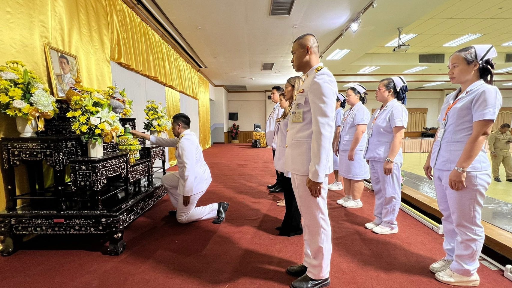 ผู้ว่าฯศรีสะเกษเชิญดอกไม้และสิ่งของพระราชทานมอบให้ ราษฎรที่บาดเจ็บจากเหตุจรวดแบบ BM-21 ของกัมพูชาตกใส่ร้านสะดวกซื้อ ภายในปั๊มน้ำมัน