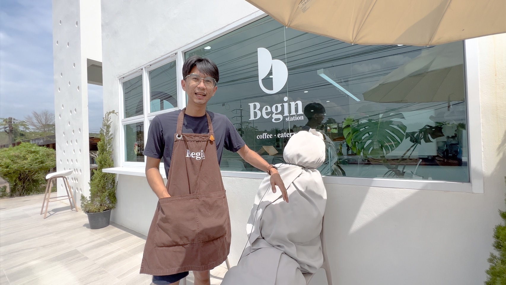 รีบมาก่อนเก็บศพ!! ร้านกาแฟจังหวัดตราดแต่งร้านด้วยการจำลองการห่อศพต้อนรับวันฮาโลวีน  