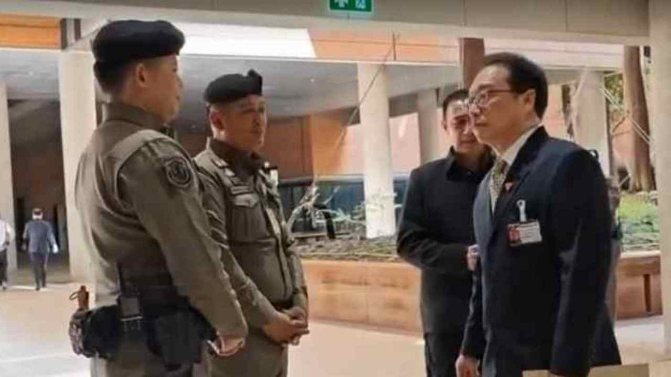 'อนุสรณ์' ตะโกนเรียกร้องสันติภาพ ระหว่างรับ 'มิน ออง ไลง์' ก่อนตำรวจรัฐสภาหิ้วพ้นพื้นที่