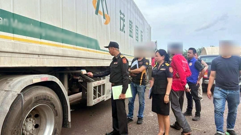ขนส่งฯ ผนึกตำรวจทางหลวงสกัดรถบรรทุกจีนล่องใต้ผิดเส้นทาง ยึด 5 คันตรวจสอบ