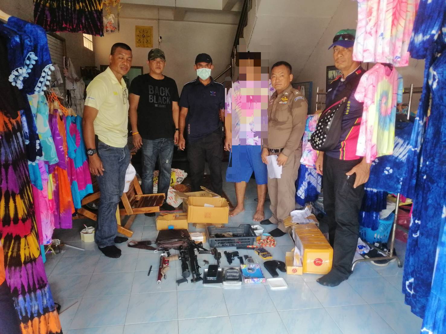 รวบเจ้าของร้านขายเสื้อผ้า คิดรวยทางลัดใช้เฟสบุ๊คอวตาร ขายปืนเถื่อน 