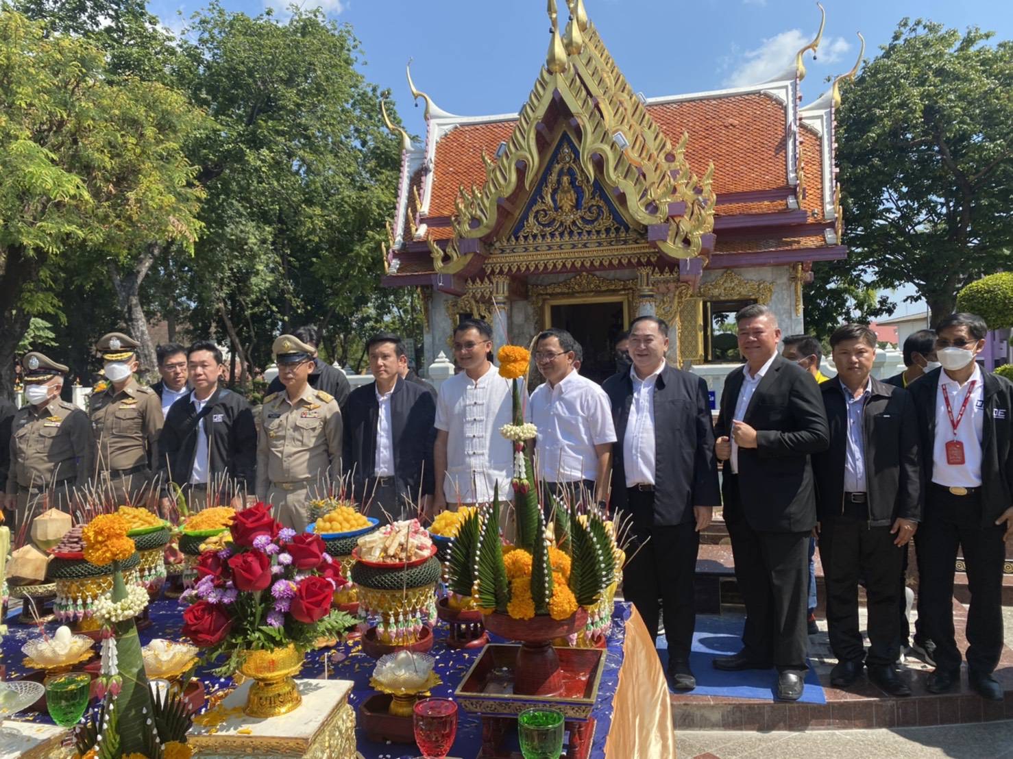 รมต.ชัยวุฒิ เป็นประธานพิธีบวงสรวงสอนุสาวรีย์สมเด็จพระเจ้าตากสิน เปิดงานลอยกระทงสายไหลประทีป 1,000 ดวง