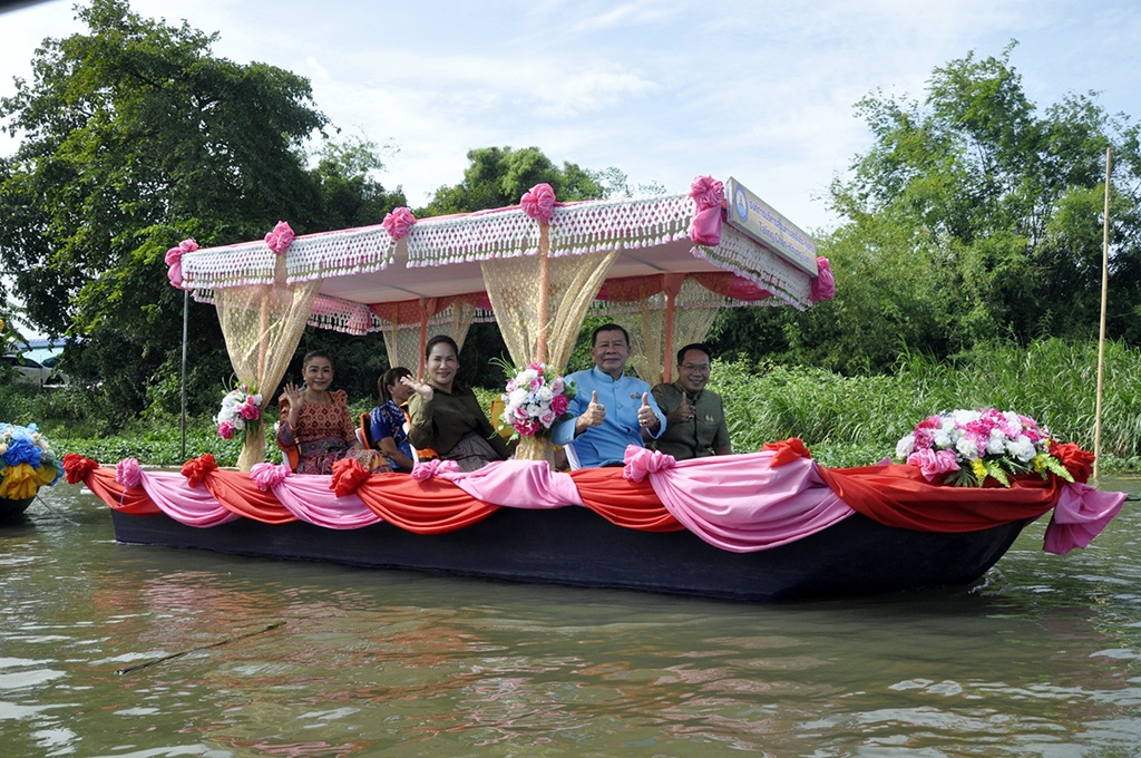  อบต.ตลิ่งชัน-คุ้งลาน จัดประเพณีแห่เทียนจำนำพรรษาทางน้ำ อนุรักษ์สืบสานวัฒนธรรมประเพณีไทย