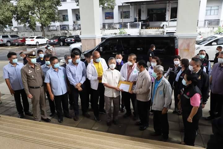 ประธานรัฐสภาและคณะมอบหน้ากากอนามัย-นมผงสำหรับเด็ก ให้แก่ ปชช.กลุ่มเปราะบาง ที่ได้รับผลกระทบจากโควิด