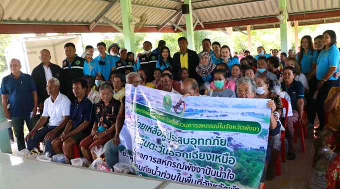 สสจ.พัทลุง เปิดโรงครัวสหกรณ์ ปรุงอาหารกล่องแจกสมาชิกสหกรณ์ประสบภัยน้ำท่วม