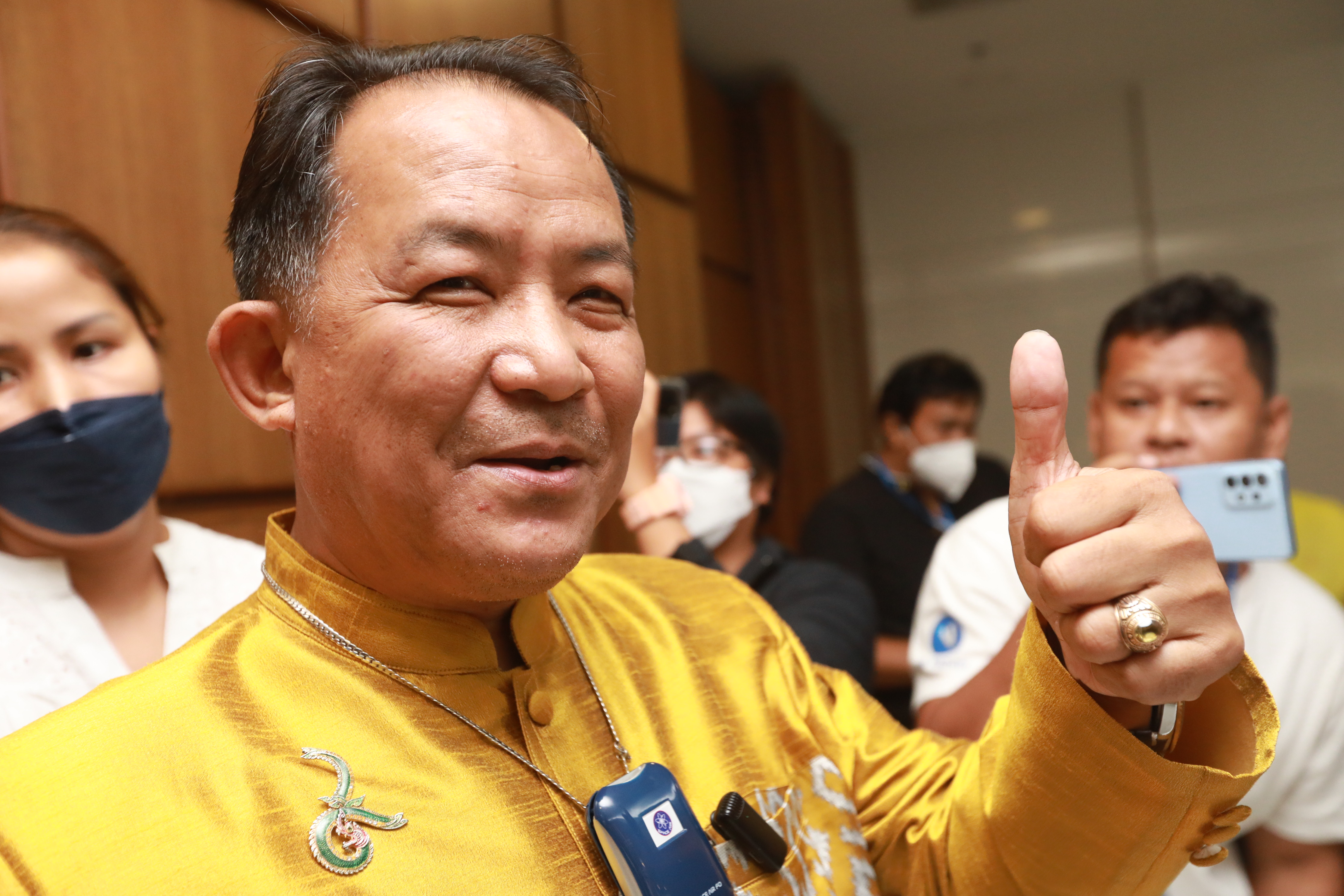 "ศรีสุวรรณ" ร้องกกต.ยุบ "ก้าวไกล" ปล่อย "ธนาธร-ช่อ-ปิยบุตร" ครอบงำพรรค ตั้งรัฐบาล 