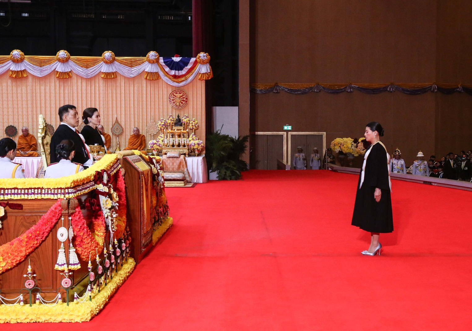 'ในหลวง-พระราชินี'พระราชทานปริญญาบัตรแก่ผู้สำเร็จการศึกษาจาก มธ.วันที่ 1