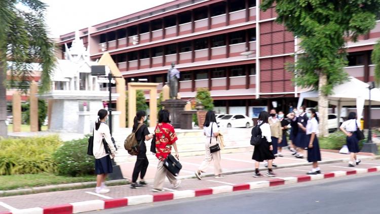 นักเรียนสุรนารี โคราช แต่งชุดไปรเวทแสดงสัญลักษณ์ “ลูกเฟื่องฟ้าไม่เอาเผด็จการ”