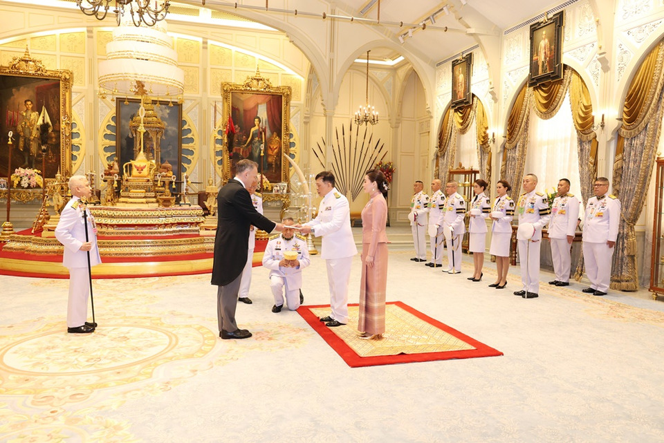 "ในหลวง-พระราชินี" พระราชทานพระบรมราชวโรกาสให้เอกอัครราชทูตต่างประเทศประจำประเทศไทย เฝ้าฯ ถวายอักษรสาส์นตราตั้ง