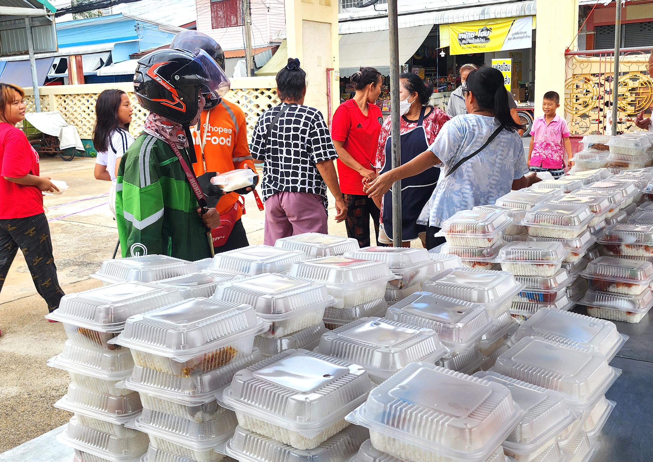 โรงเจพิจิตรแจกข้าวกล่องให้ชาวบ้านกินฟรีเนื่องในวันวิสาขบูชาถวายเป็นพุทธบูชา