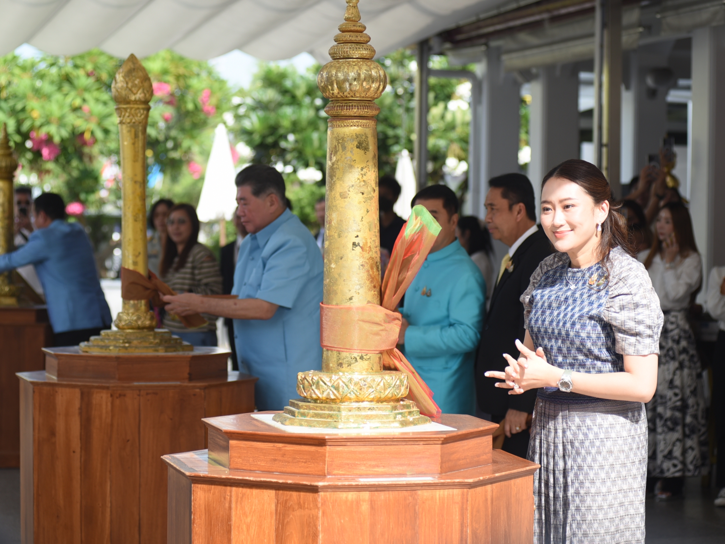 "แพทองธาร" พร้อม​แกนนำพท.​  สักการะศาลหลักเมือง​  "คนเสื้อแดง​" ตะโกนให้กำลังใจ​