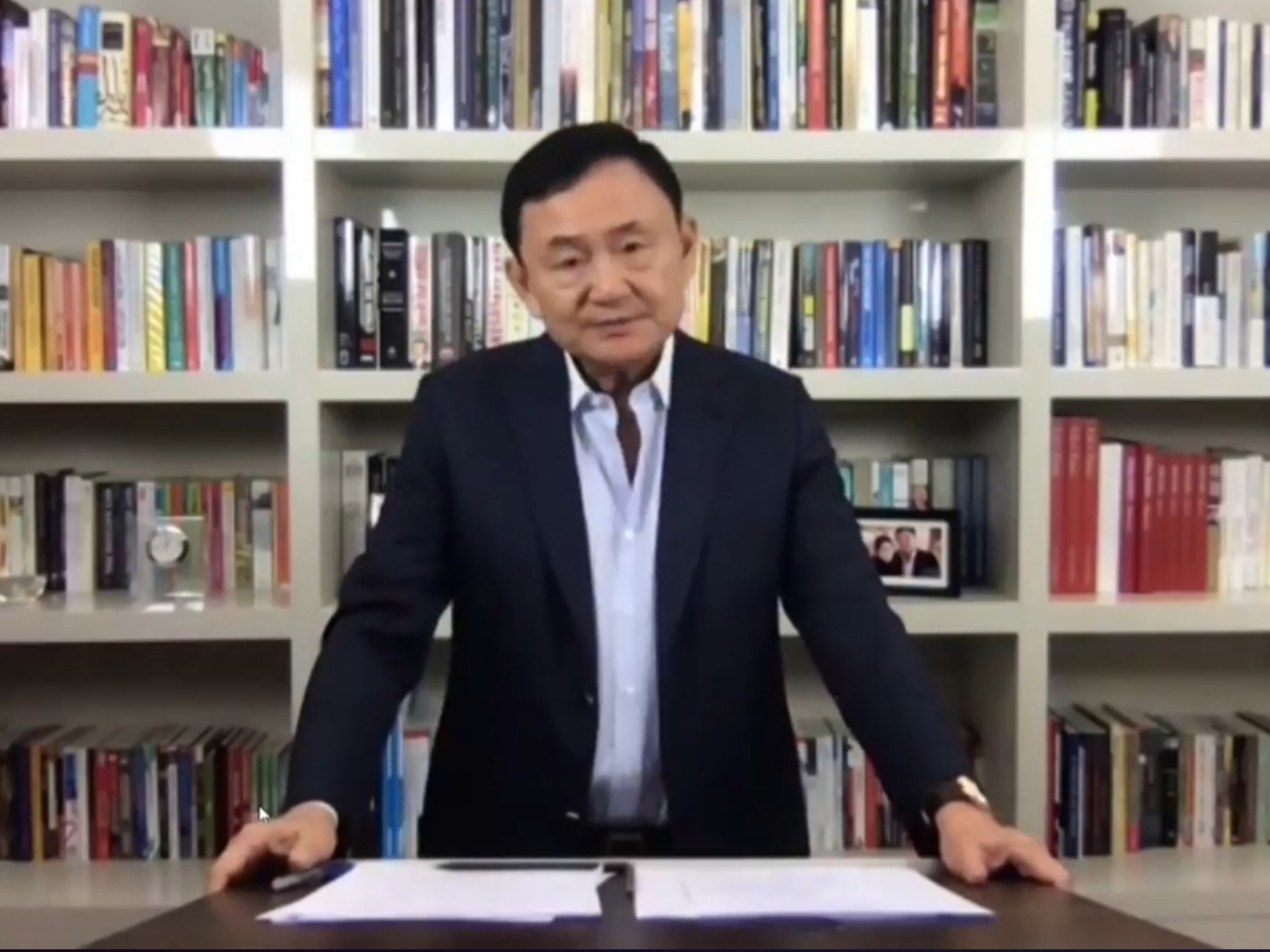 “ทักษิณ” ฉะ ระบบการศึกษาทำให้คนไทยอ่อนแอ ชี้ รัฐธรรมนูญสืบทอดอำนาจ ทำลายประเทศ