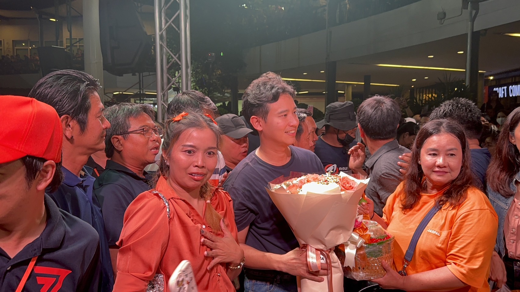 ด้อมส้มระยองนับหมื่น ฝ่าสายฝนต้อนรับ"พิธา"เปิดงานสุราก้าวหน้า พร้อมร่ายกลอนสุนทรภู่ 