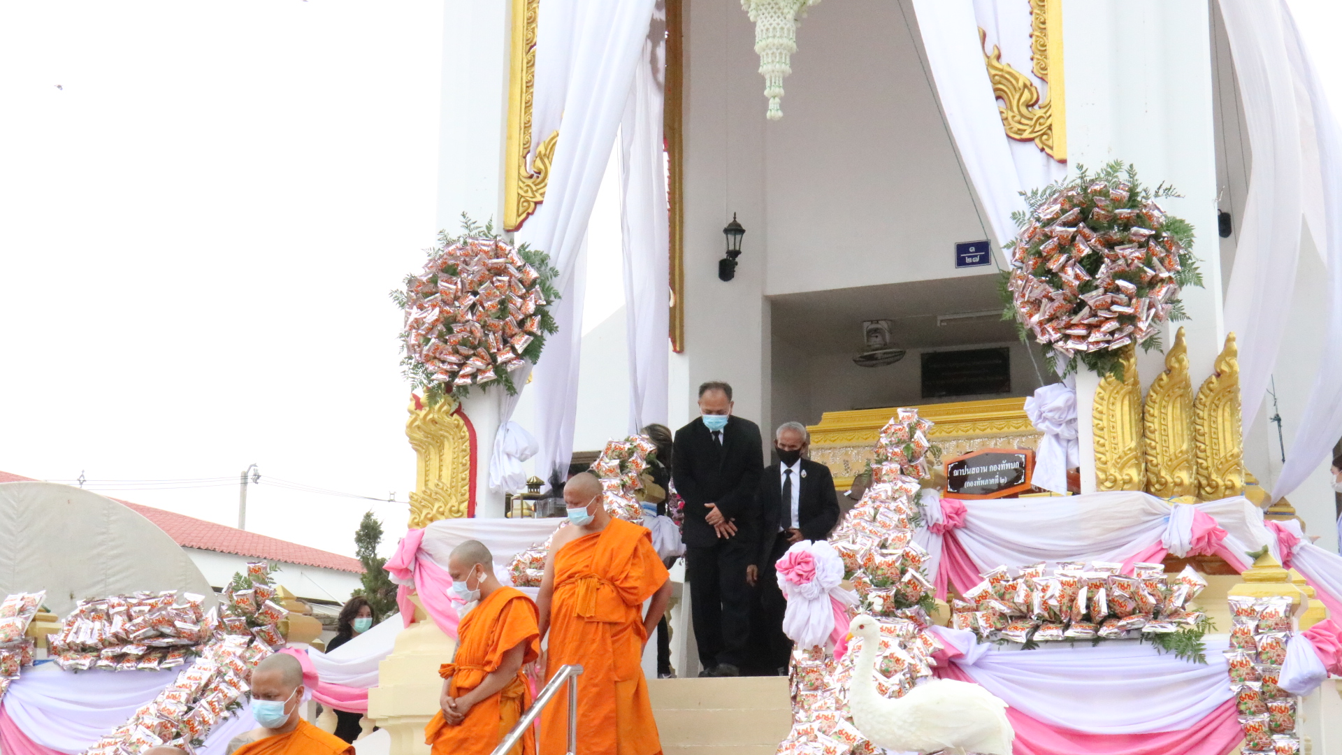 ฮือฮา! ผกก.สภ.จอหอ โคราช จัดงานศพมารดา “เมรุปันสุข” ตกแต่งด้วยบะหมี่กึ่งสำเร็จรูป-ข้าวสาร หลังเสร็จงานนำไปให้ผู้ป่วยติดเตียง 