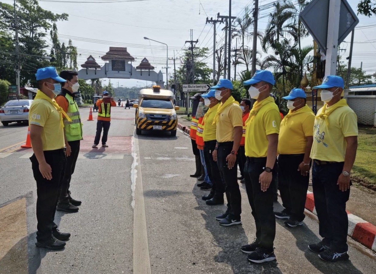ตร.ทางหลวงเพชรบูรณ์ รณรงค์ความปลอดภัยทางถนน ตีเส้นทางม้าลายทางข้าม "ห่วงใยทุกชีวิต เป็นมิตรทุกเส้นทาง"