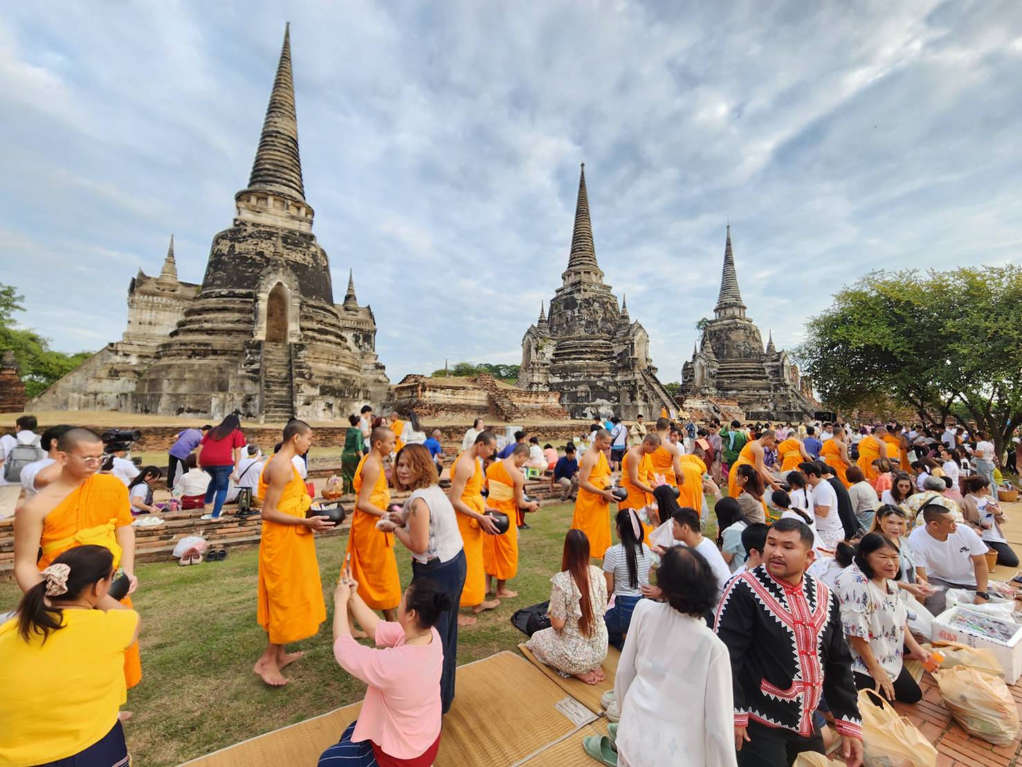 ชาวอยุธยาแต่งไทยทำบุญเมืองมรดกโลกครบรอบ 674 ปีเสริมสิริมงคลรับปีใหม่